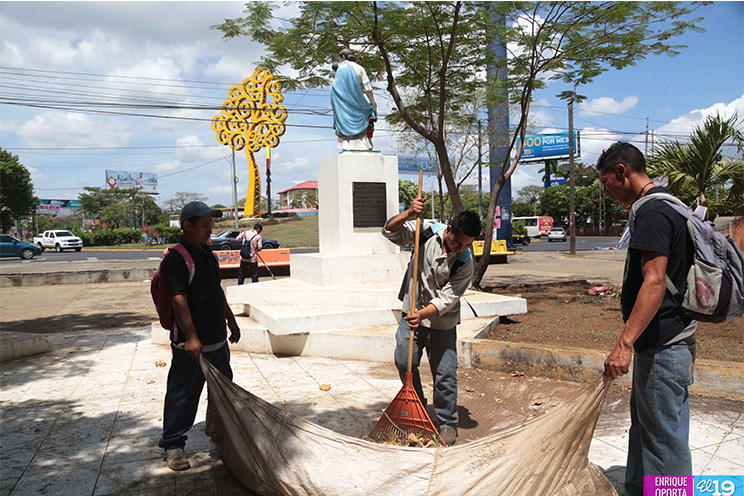 Trabajadores de la Alcaldía de Managua desarrollan jornada de limpieza en el Parque de las Madres