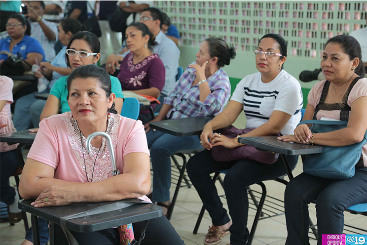 Madres y maestras: entre el hogar y la escuela