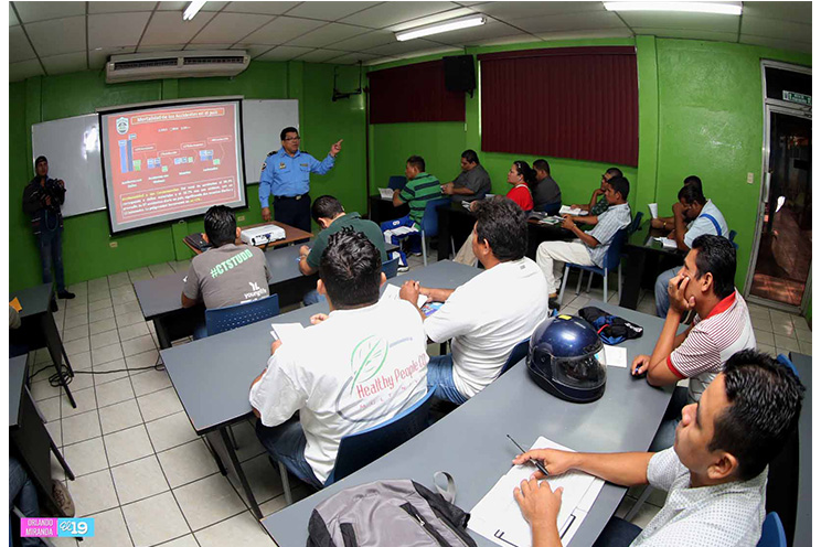 Conductores con licencias suspendidas reciben seminario sobre responsabilidad vial