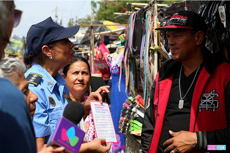 Consejerías familiares móviles visitan a comerciantes del Mercado Oriental