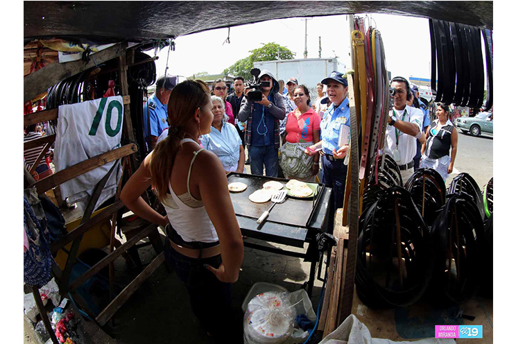Consejerías familiares móviles visitan a comerciantes del Mercado Oriental