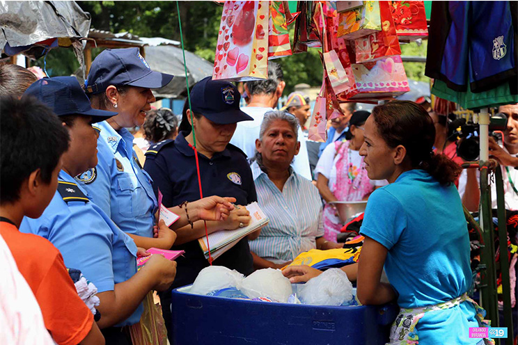 Consejerías familiares móviles visitan a comerciantes del Mercado Oriental