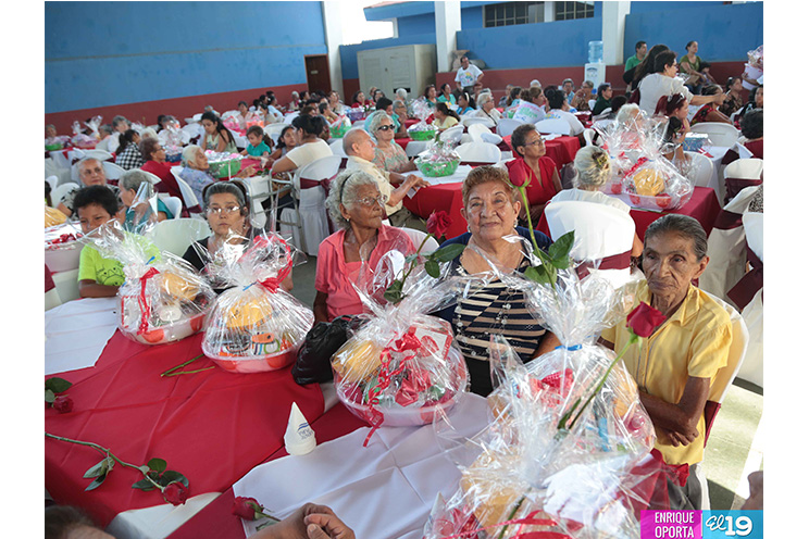 Madres de héroes y mártires celebran su día con mucha alegría
