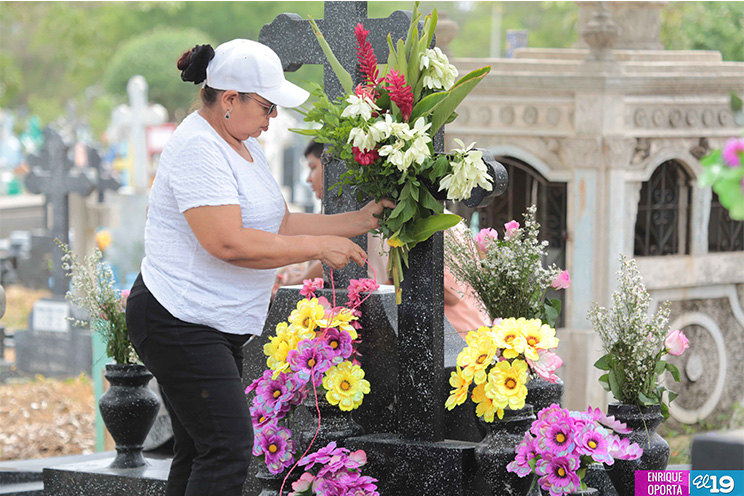 Nicaragüenses rinden honores a las madres que viven en los corazones