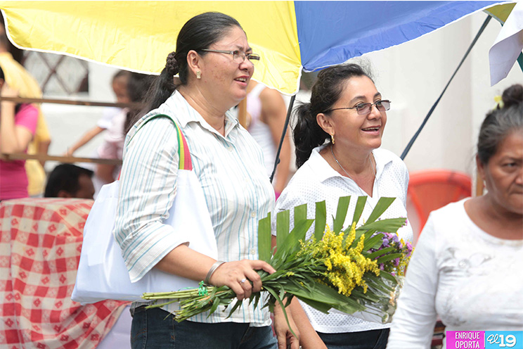 Nicaragüenses rinden honores a las madres que viven en los corazones