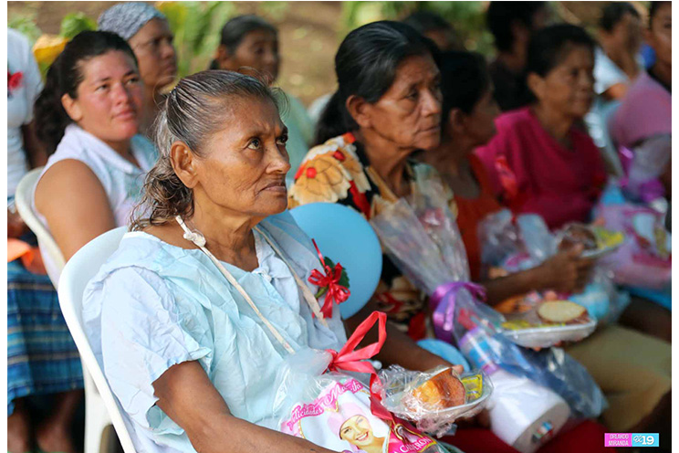 Promotores solidarios rinden alegre homenaje a madres de la tercera edad