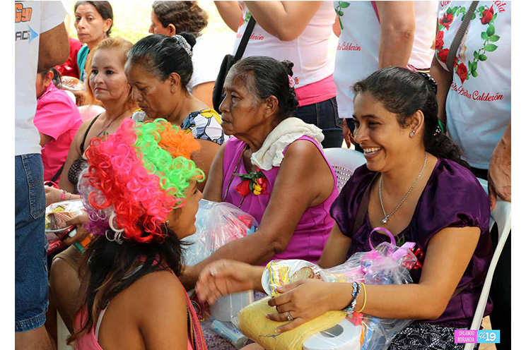 Promotores solidarios rinden alegre homenaje a madres de la tercera edad
