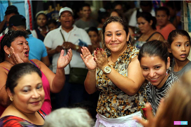 Madres del mercado periférico de Managua celebran con mariachi su Día