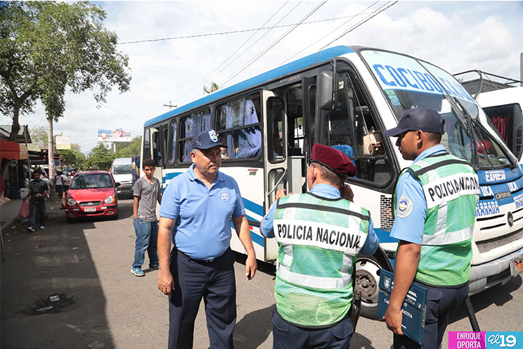 Policía Nacional desplegada en paradas y terminales de buses para brindar seguridad a viajeros