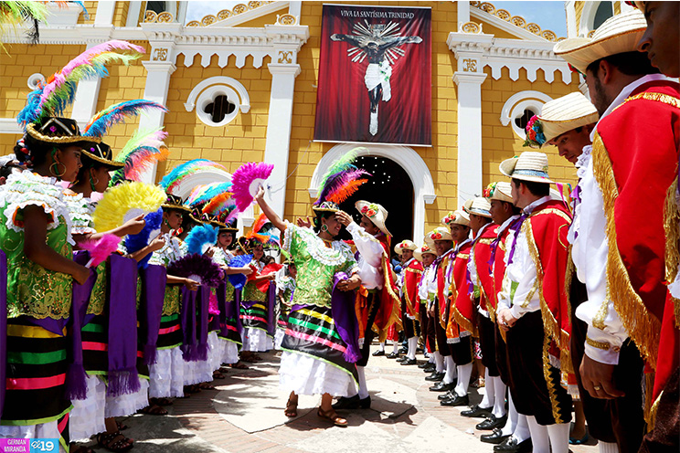 Cardenal Brenes celebra junto a familias masatepinas a la Santísima Trinidad