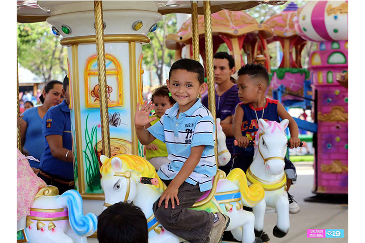 Familias disfrutan tarde del domingo en Parque Luis Alfonso Velásquez Flores