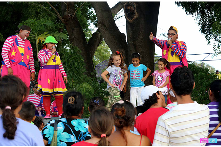 Familias disfrutan tarde del domingo en Parque Luis Alfonso Velásquez Flores