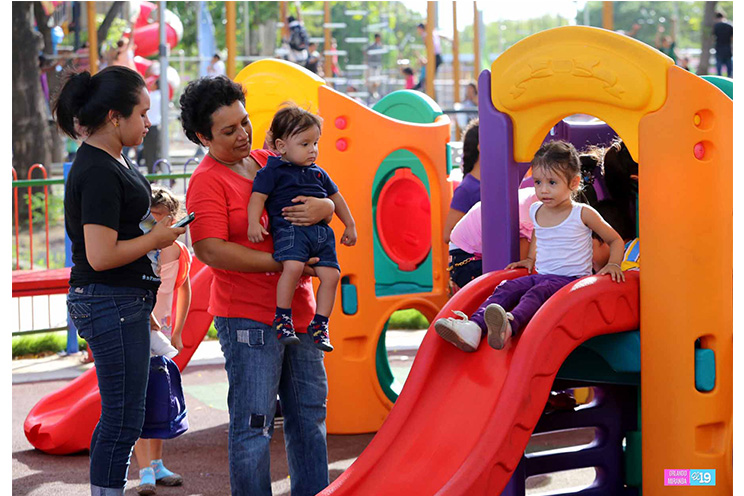 Familias disfrutan tarde del domingo en Parque Luis Alfonso Velásquez Flores