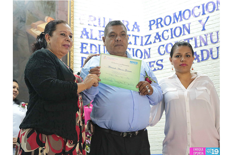 17 jóvenes y adultos trabajadores de ALMA son alfabetizados y culminan sus estudios de primaria 