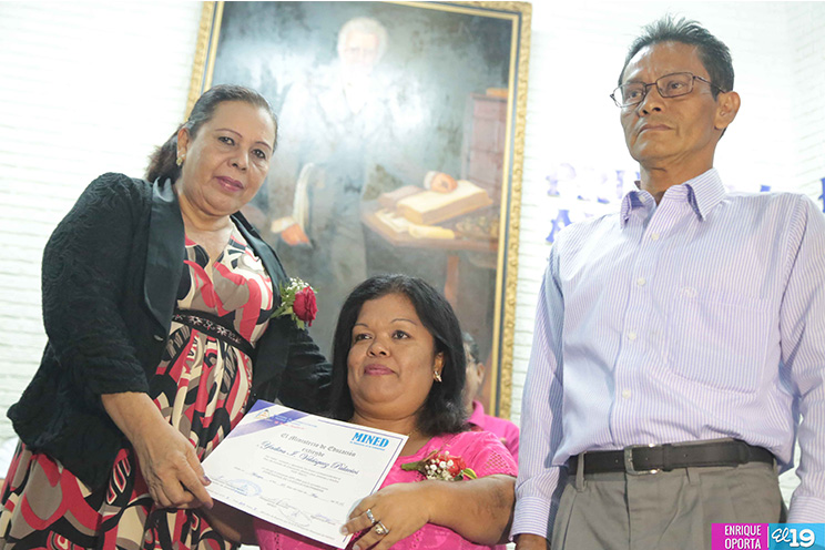 17 jóvenes y adultos trabajadores de ALMA son alfabetizados y culminan sus estudios de primaria 