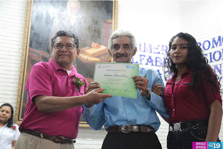17 jóvenes y adultos trabajadores de ALMA son alfabetizados y culminan sus estudios de primaria 