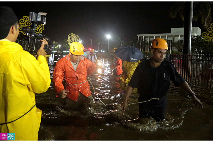 Intenso aguacero deja Managua con el agua hasta el cuello