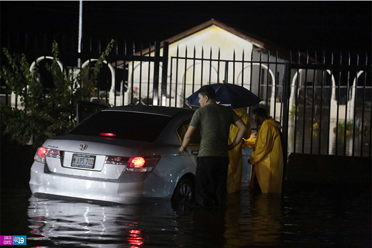 Intenso aguacero deja Managua con el agua hasta el cuello