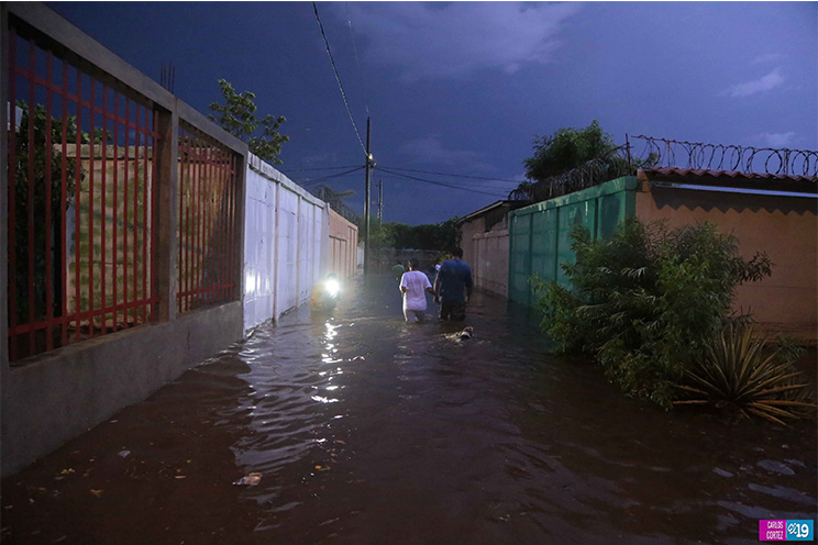 Intenso aguacero deja Managua con el agua hasta el cuello