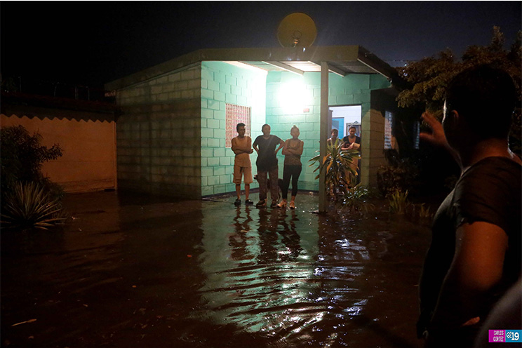 Intenso aguacero deja Managua con el agua hasta el cuello