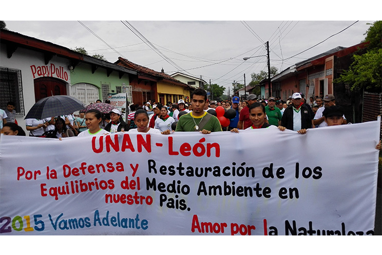 Miles de estudiantes de León protagonizan marcha ecológica en apoyo al Gran Canal Interoceánico