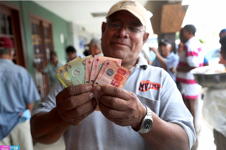 Adultos mayores reciben pago de pensión reducida