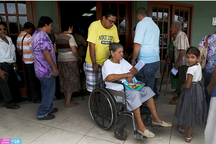 Adultos mayores reciben pago de pensión reducida