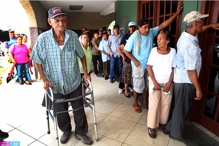 Adultos mayores reciben pago de pensión reducida