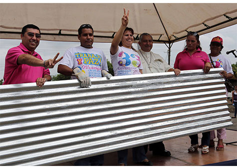 Pobladores del Distrito VI dicen adiós a las goteras de sus techos