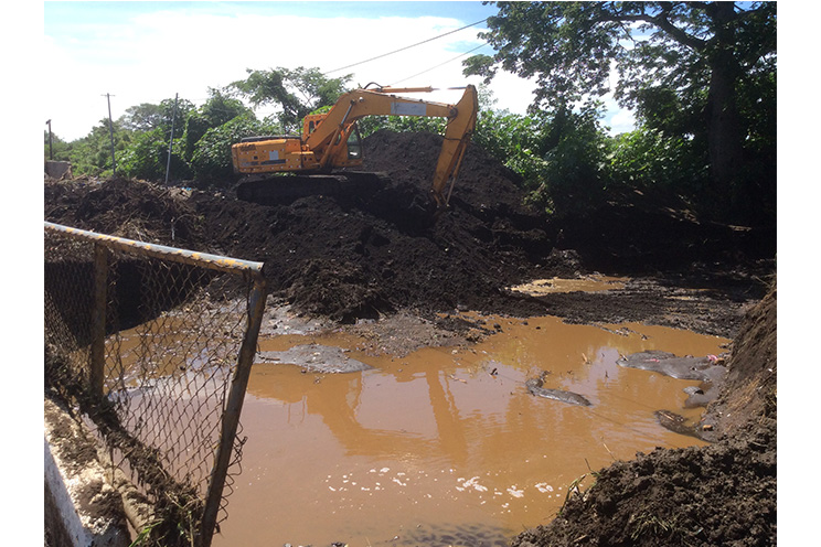 Alcaldía de Managua en labores de limpieza en carretera norte