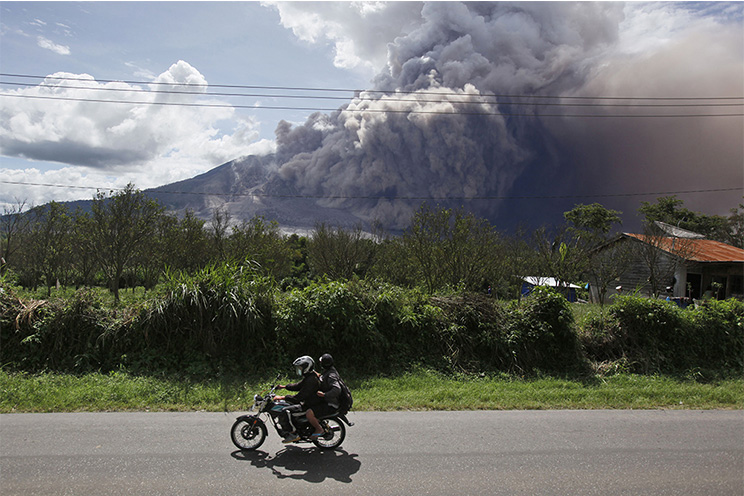 Más de 2,700 evacuados por actividad del volcán Sinabung en Indonesia