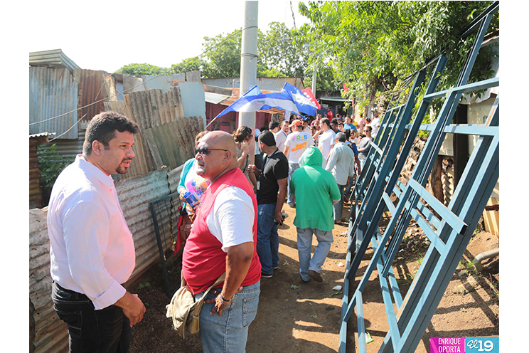Gobierno entrega materiales para construcción de viviendas a familias afectadas por las lluvias