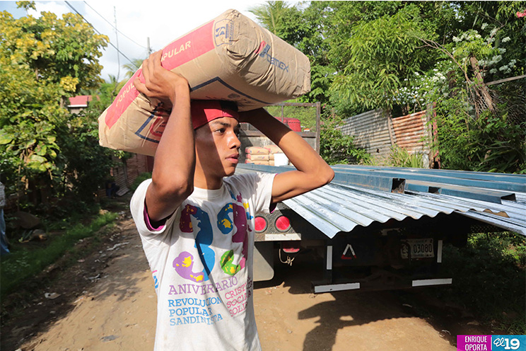 Gobierno entrega materiales para construcción de viviendas a familias afectadas por las lluvias