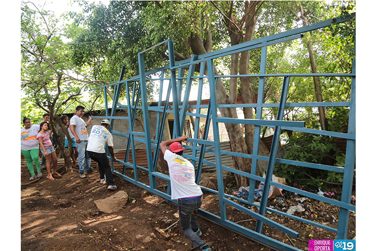 Gobierno entrega materiales para construcción de viviendas a familias afectadas por las lluvias