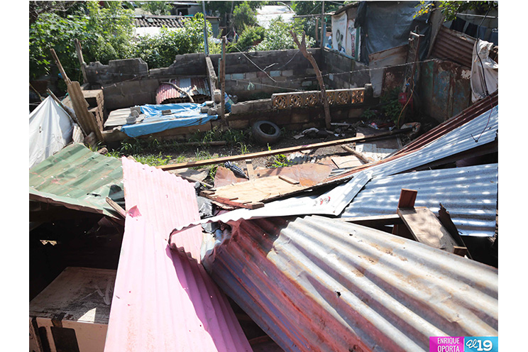 Gobierno entrega materiales para construcción de viviendas a familias afectadas por las lluvias
