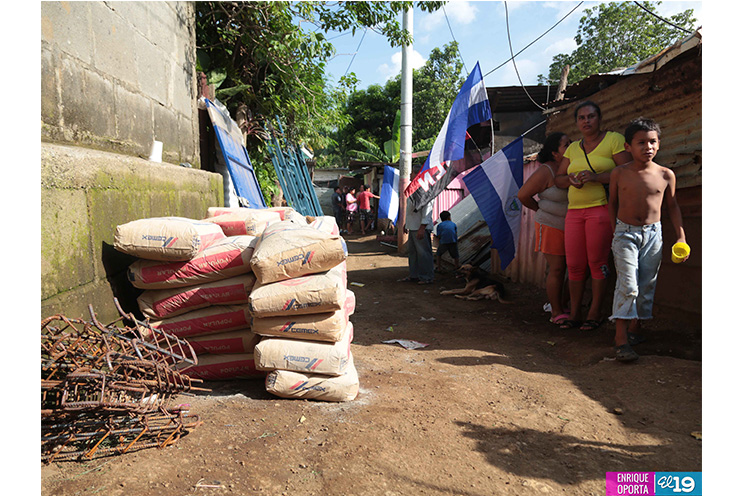 Gobierno entrega materiales para construcción de viviendas a familias afectadas por las lluvias
