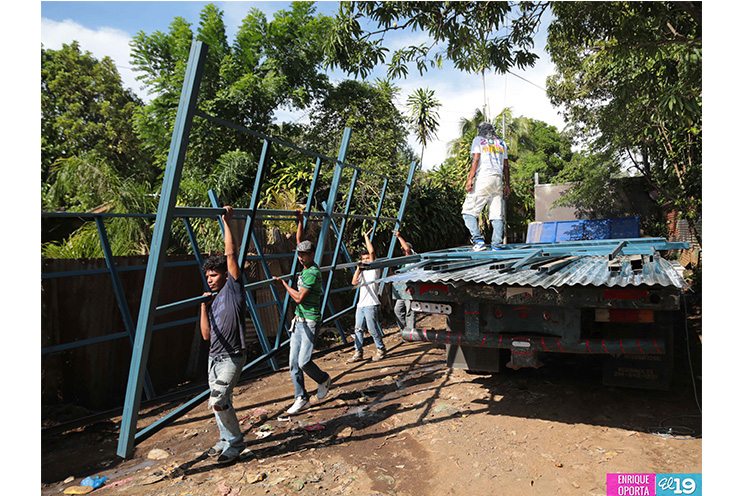 Gobierno entrega materiales para construcción de viviendas a familias afectadas por las lluvias