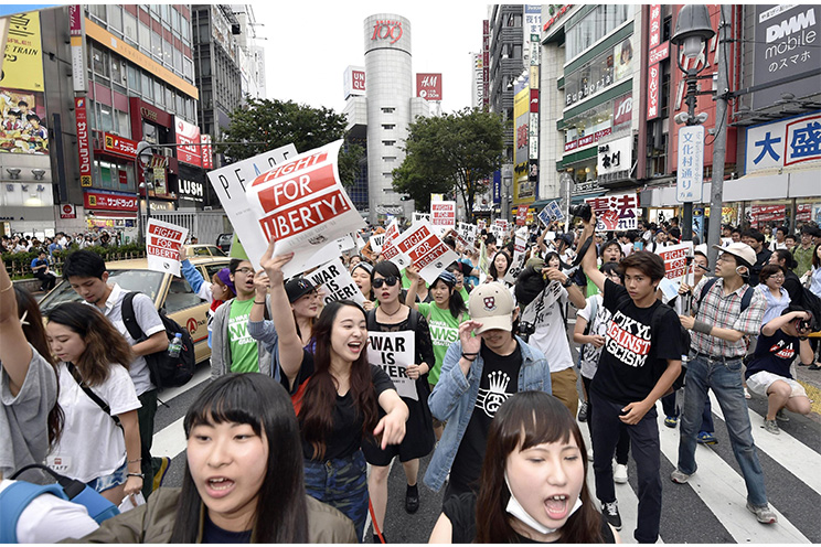 Miles de japoneses protestan contra política de seguridad nacional