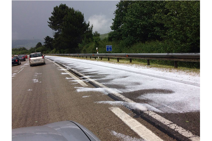 Lluvias y granizo colapsan en 15 minutos ciudad de España