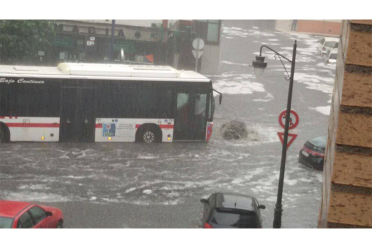 Lluvias y granizo colapsan en 15 minutos ciudad de España