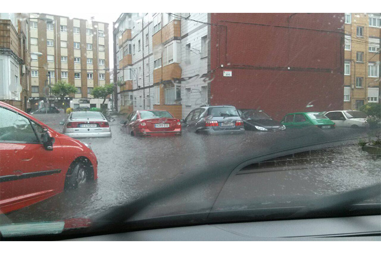 Lluvias y granizo colapsan en 15 minutos ciudad de España