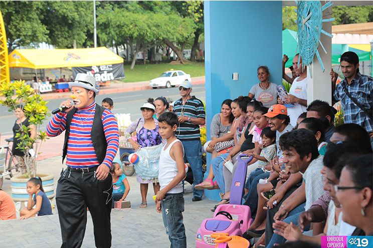 Familias aprovechan buen clima para distraerse en Avenida de Bolívar a Chávez