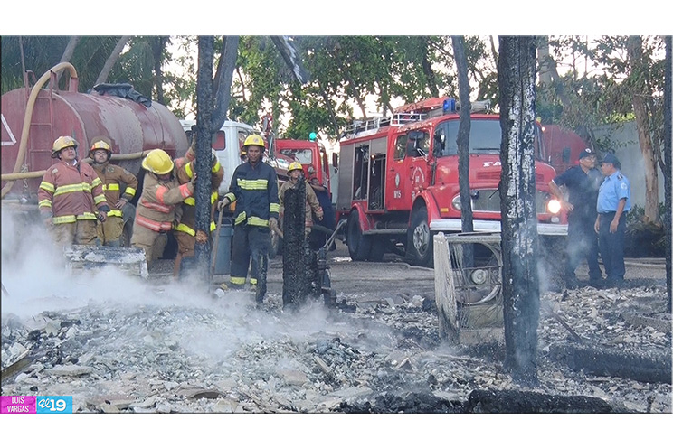 Comunidad ayuda a sofocar incendio en Hotel Vistamar en Pochomil