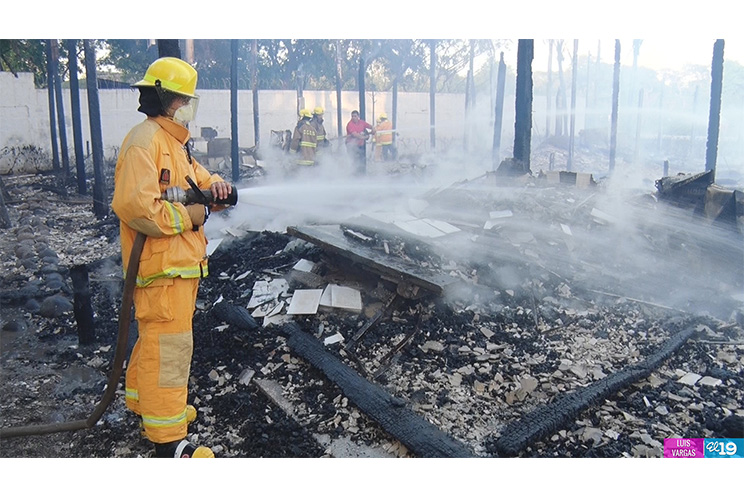 Comunidad ayuda a sofocar incendio en Hotel Vistamar en Pochomil