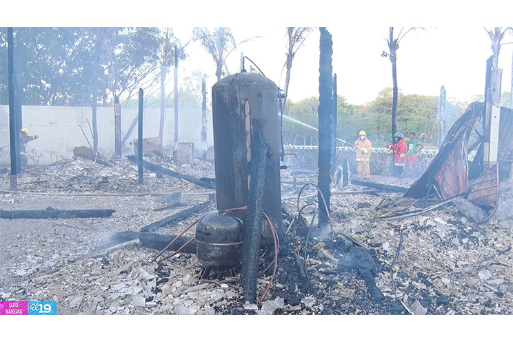 Comunidad ayuda a sofocar incendio en Hotel Vistamar en Pochomil