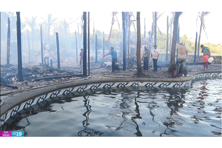 Comunidad ayuda a sofocar incendio en Hotel Vistamar en Pochomil
