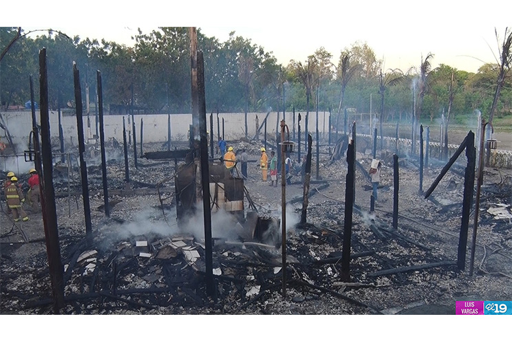 Comunidad ayuda a sofocar incendio en Hotel Vistamar en Pochomil