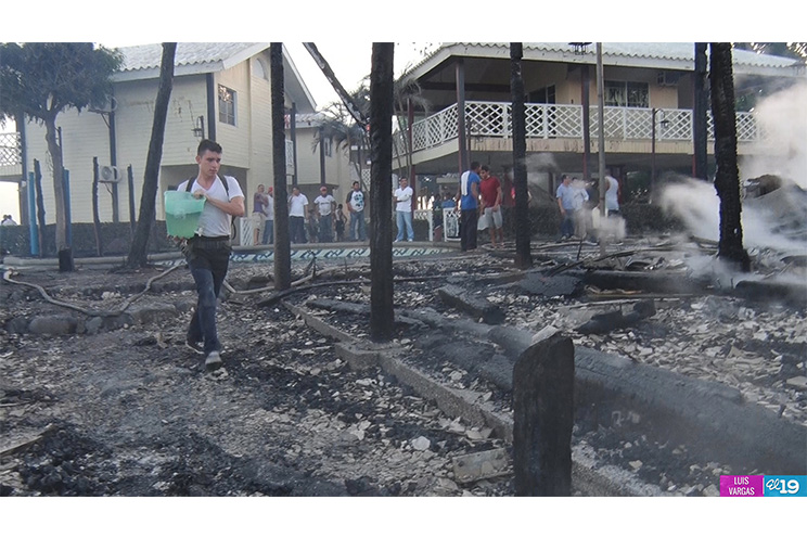 Comunidad ayuda a sofocar incendio en Hotel Vistamar en Pochomil