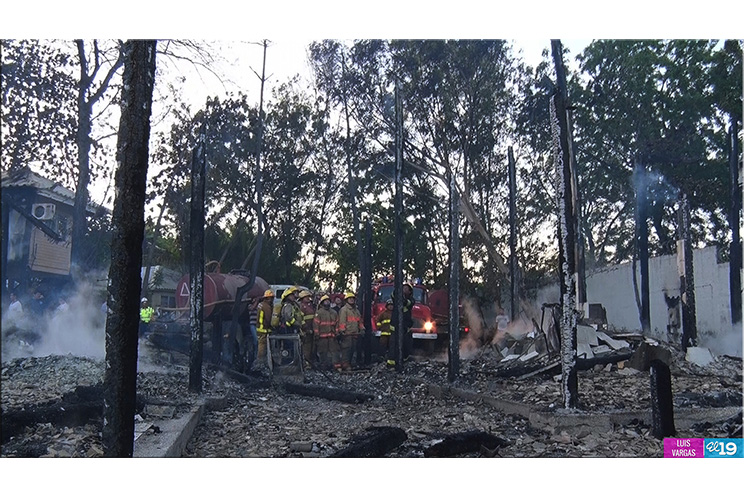 Comunidad ayuda a sofocar incendio en Hotel Vistamar en Pochomil