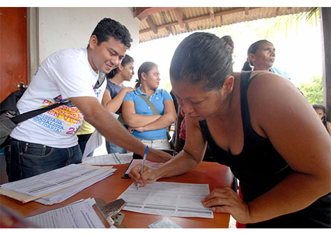 Familias de Villa El Carmen reciben felices su bono de patio